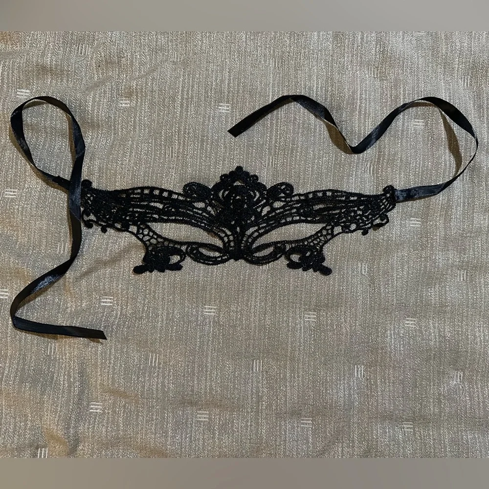 Sexy Black Masquerade Eye Mask Embroidered NEW - Picture 2 of 3